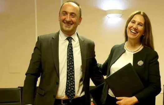 E fshiu tani! Kumbaro uron ish-ministrin e Kurtit, pastaj bëhet pishman
