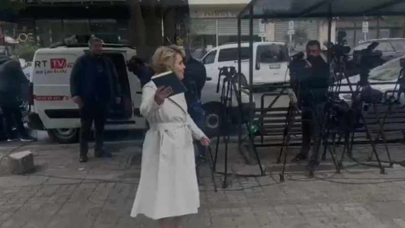 Mona plot elegancë me hap të shpejtë paraqitet në SPAK