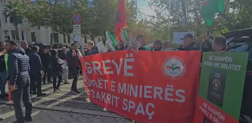 Minatorët e Spaçit protestojnë para Kuvendit