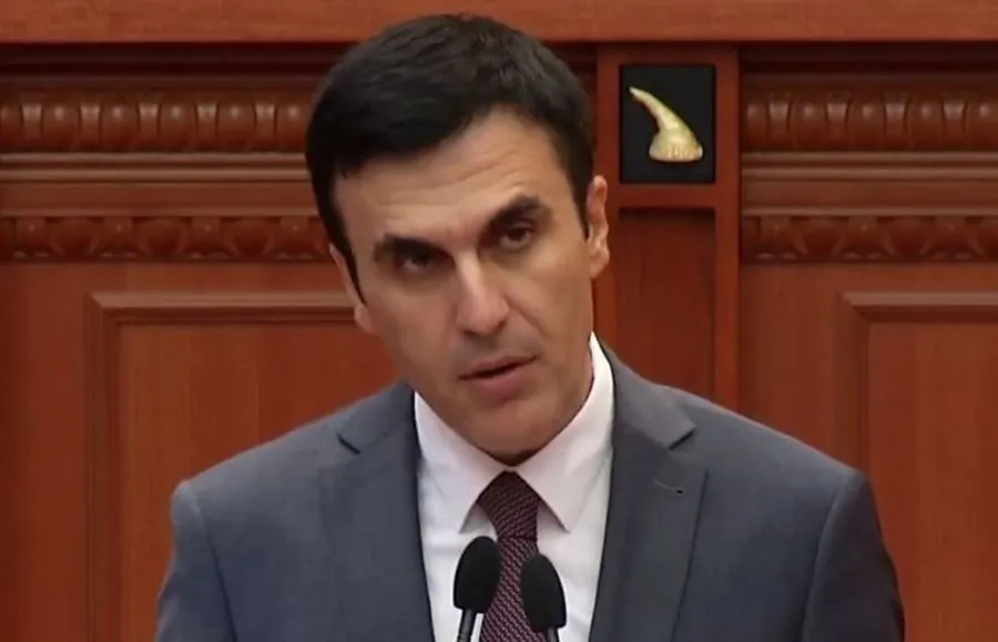 Paralajmëron Çela: Administrata dhe paratë e pista, në shënjestër