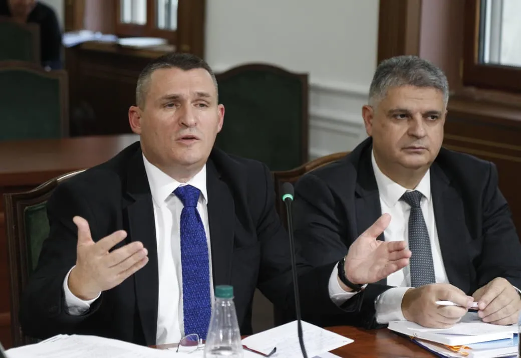 Pse heshtën si vemje para Altin Dumanit deputetët e opozitës?