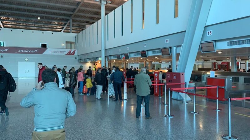 Me 100 kg drogë në valixhe, 2 kinezët kapen mat në Rinas