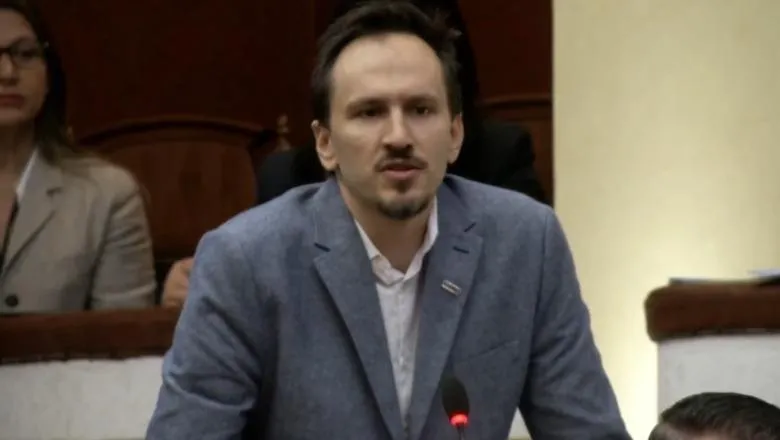 Ironia e Redi Muçit: Po vazhduat kështu, pyetjet do i bëjë Diella