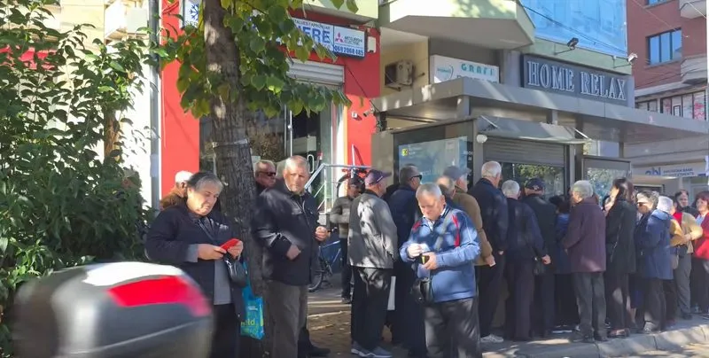 Si Bashkia e Tiranës i poshtëron pensionistët për një abone autobuzi falas