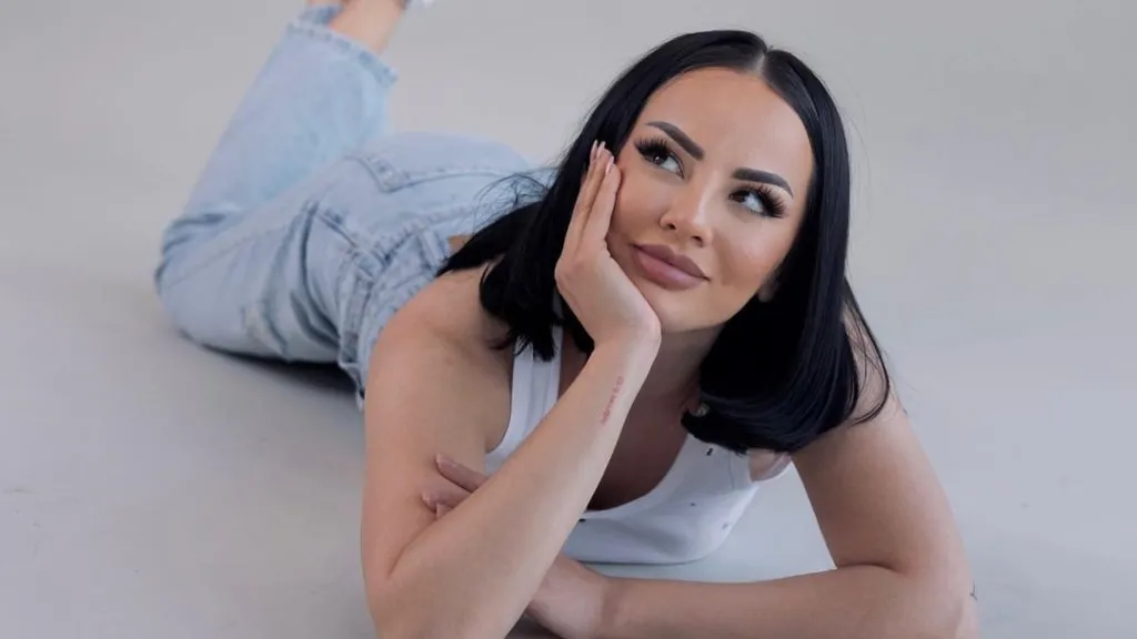 Sara Gjordeni nuk duron dot më, ‘çjerr’ maskën e kolegëve (FOTO)