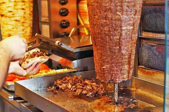 Skandali! Si përfunduan në treg mijëra kilogram mish me salmonelë