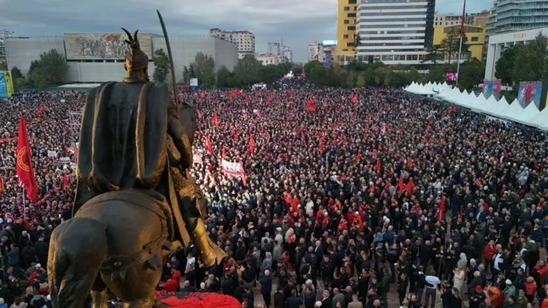 Mediat ndërkombëtare jehonë protestës pro UÇK në Tiranë