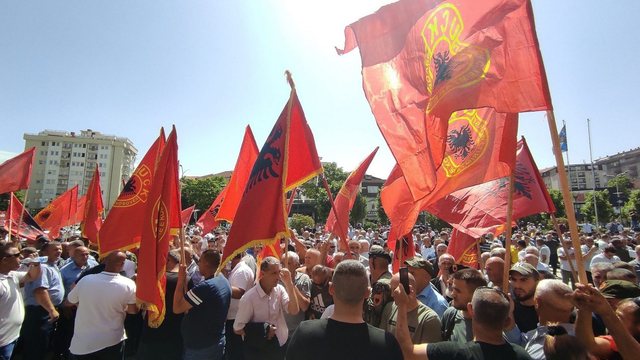 UÇK kundër Kurtit: Protesta në Tiranë, e kombit jo e partive