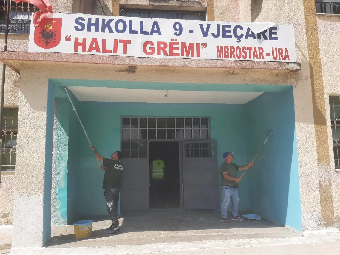 Fëmijët mes ujërave të zeza, mungesa e investimeve zbraz shkollat