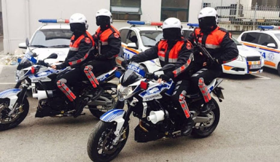 31-vjeçari i armatosur përplas makinat, plagos çiftin dhe arrestohet