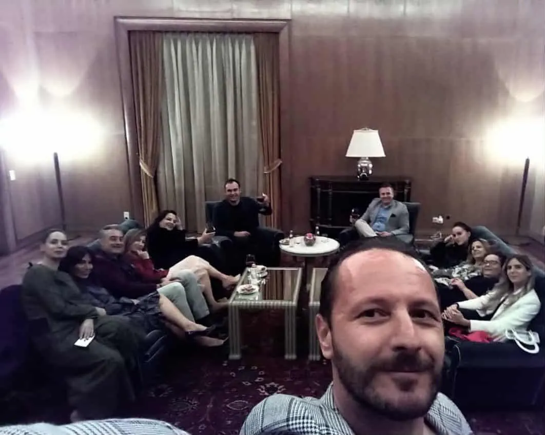 EMRAT/ Kush janë zyrtarët e FOTOS së famshme të ‘BANDËS 2B’