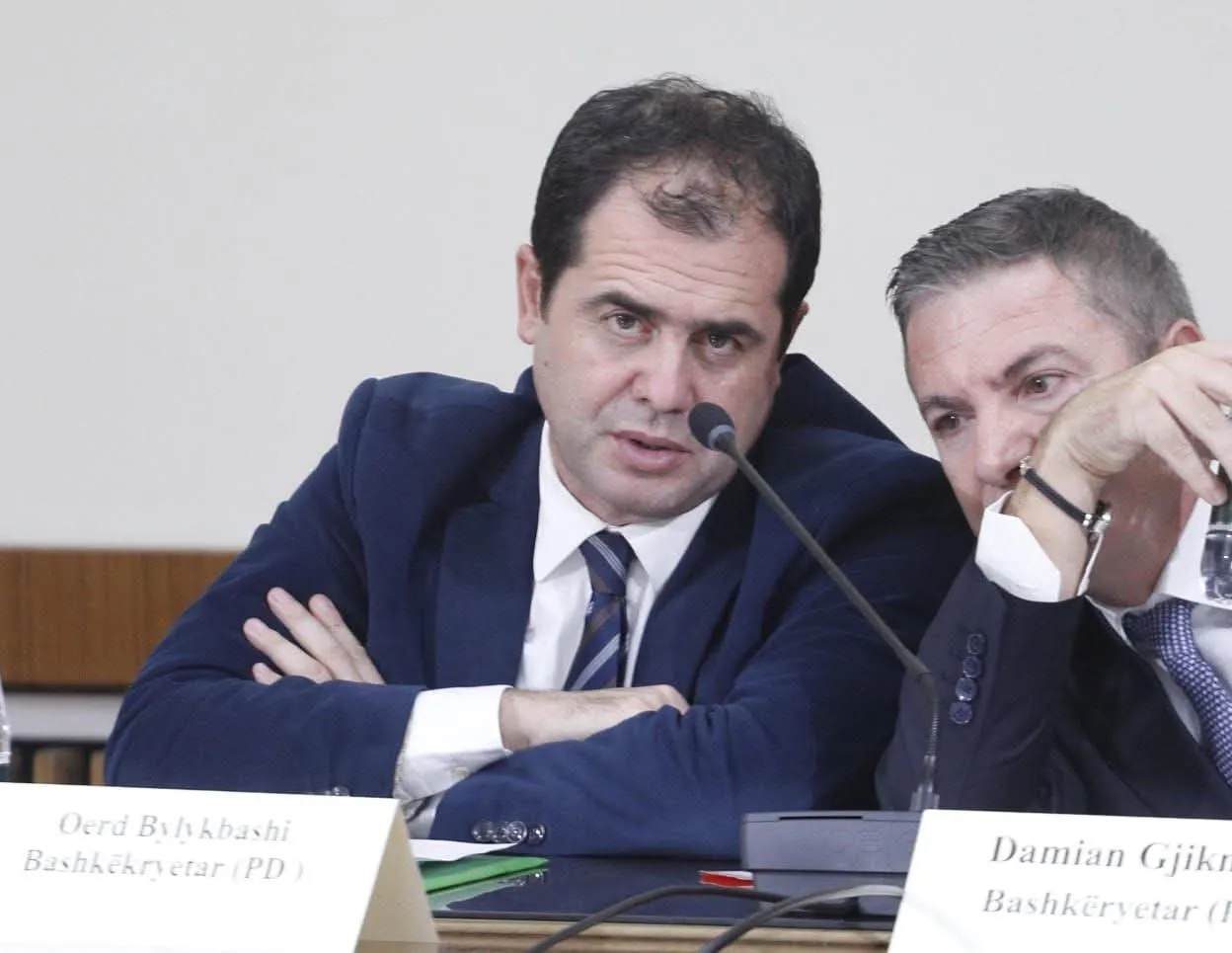 Romanca e pisët e politikës! Protestues natën, ortakë të pushtetit ditën
