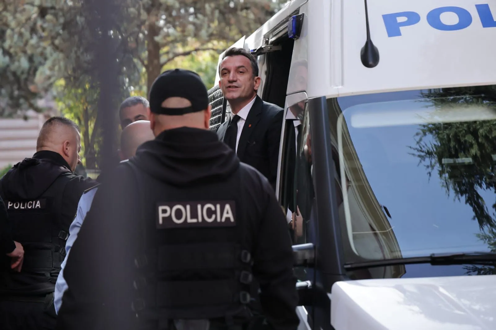 Gjykata Kushtetuese rrëzon Ramën, Veliaj mbetet kryetar i Bashkisë Tiranë