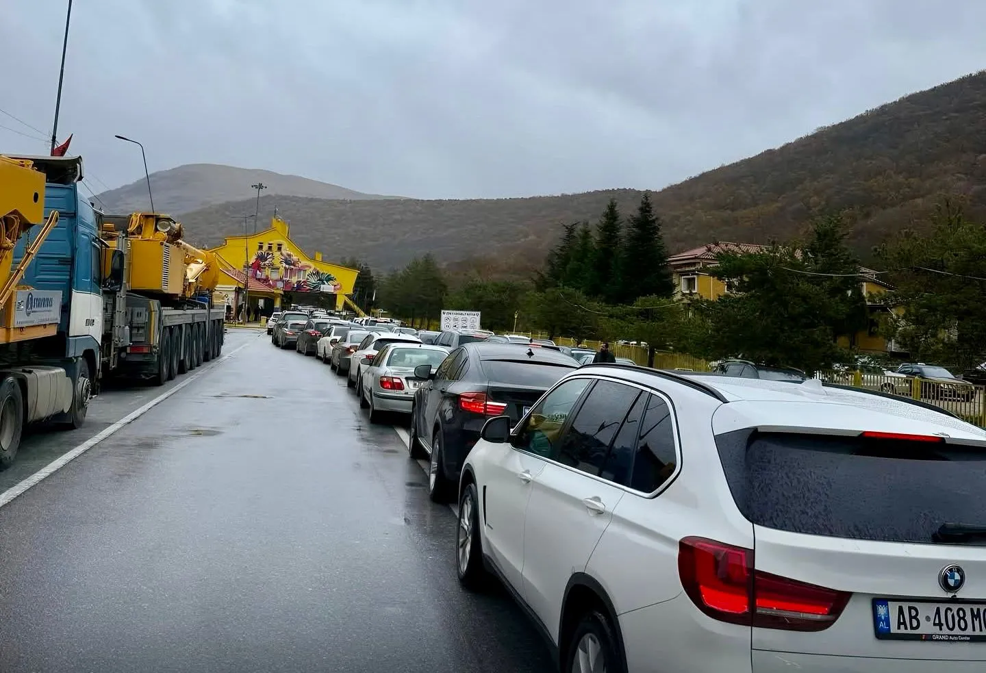 Radhë të gjata në pikën kufitare të Kapshticës në 28 Nëntor