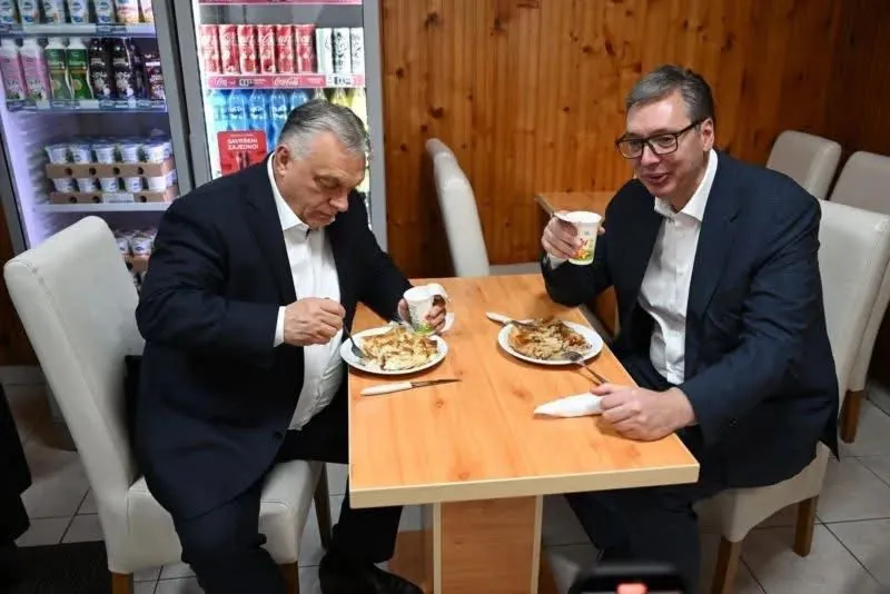 Vuçiç dhe Orban kapen mat me byrek e gjizë në Suboticë