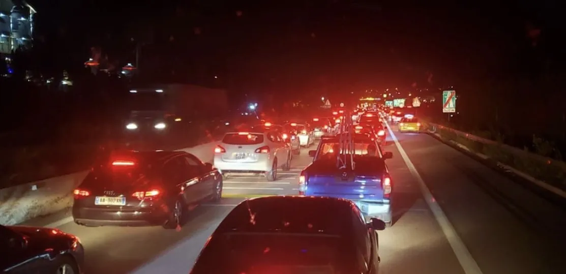 Radhë kilometrike në aksin Librazhd–Elbasan, qarkullimi i bllokuar