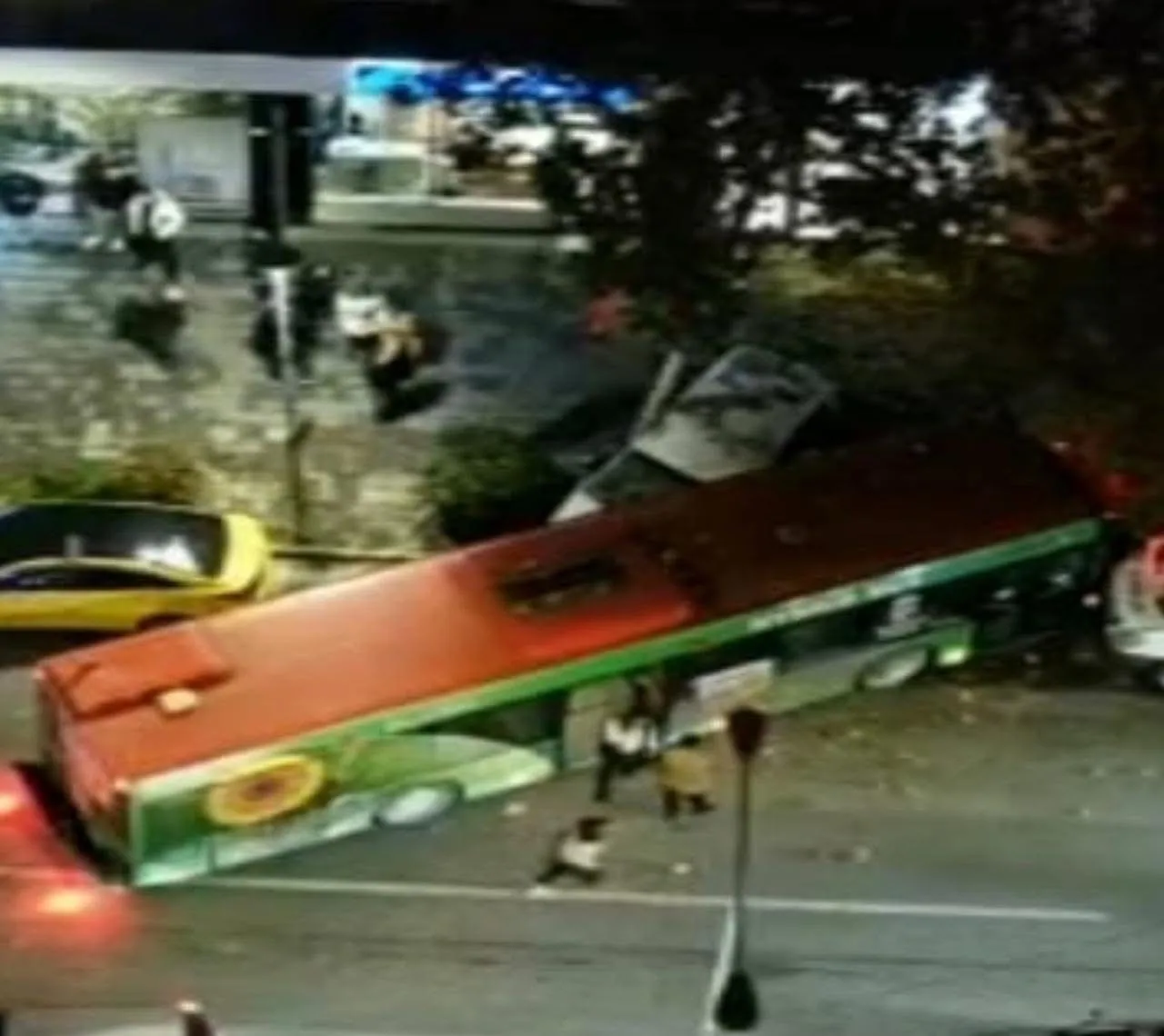 Video/ Autobusi del nga rruga te “Pallati me Shigjeta”