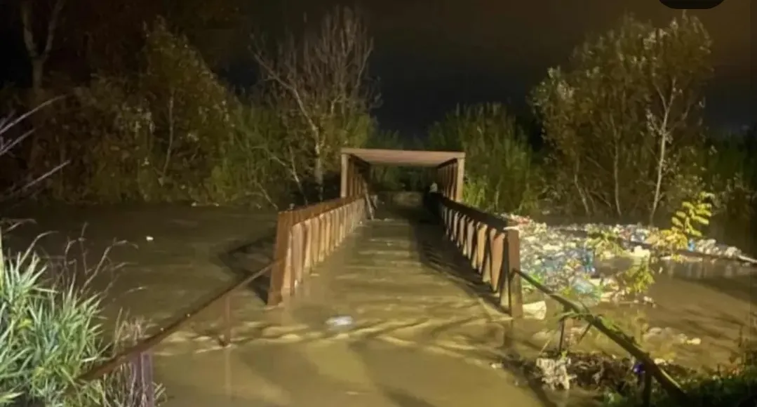 Alarmohen banorët, Ura e Vardardhës pushtohet nga uji