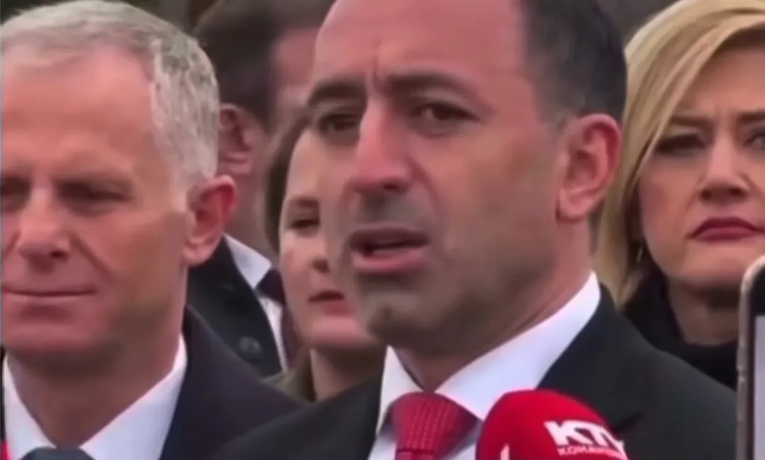 ‘Virusi i gafave’ prek Kosovën: Skënderbeu e ngriti flamurin në Lezhë