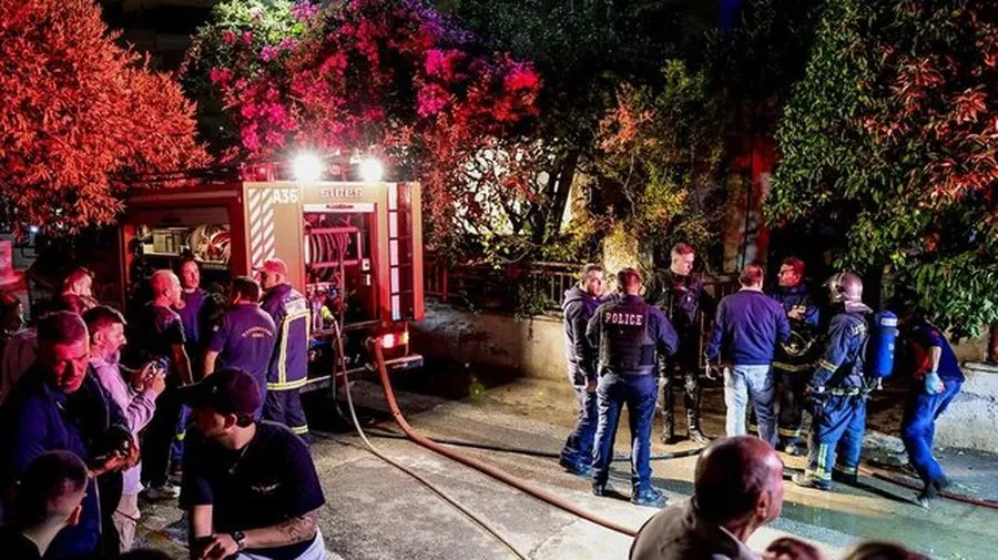 Greqi/Djali vret nënën, xhaxhanë dhe hidhet nga ballkoni