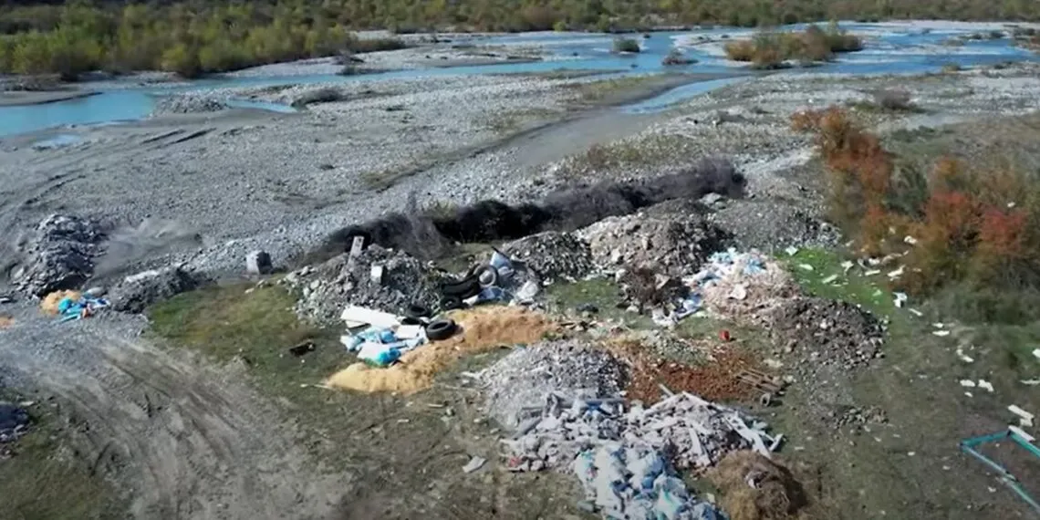 Ndotje masive e lumenjve nga landfillet klandestine të mbetjeve