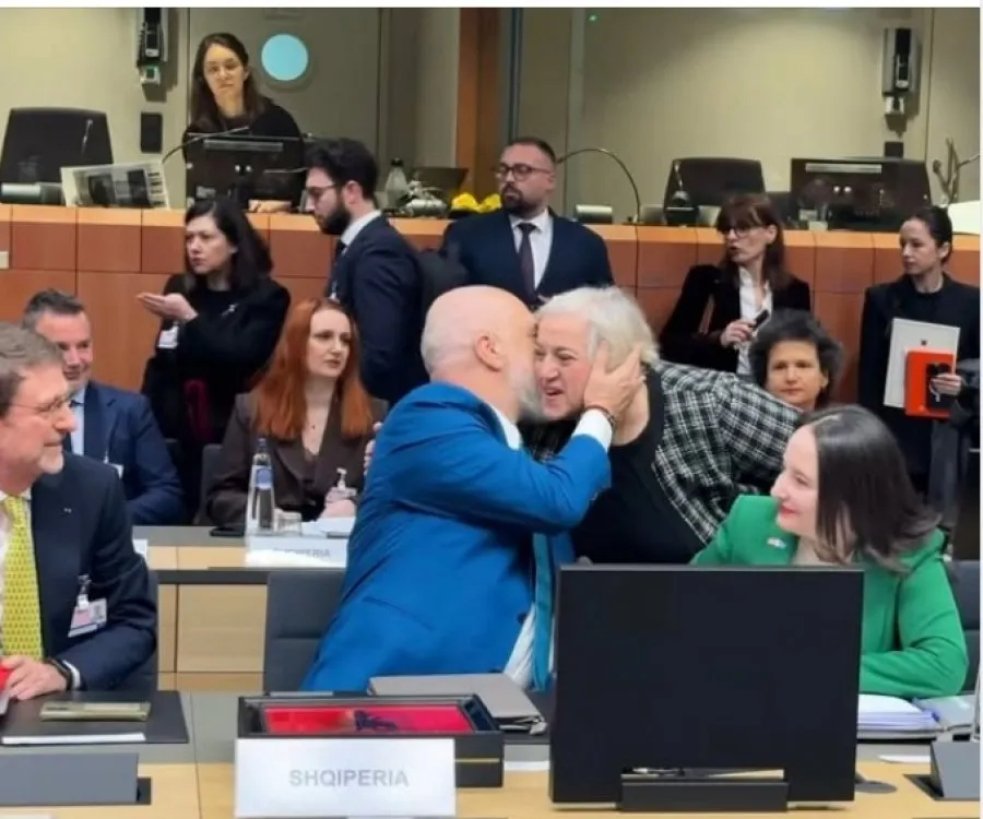 Gazetari grek: Rama bleu figura në SHBA dhe EU për pushtet