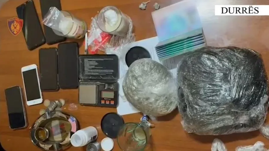 Durrës, arrestohen 12 persona të një grupi kriminal