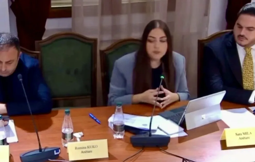 Video/ Deputetja Sara Mile lexon korrekt çfarë i shkruajnë!