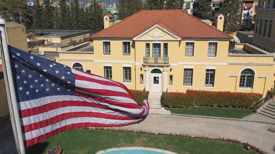Thirrja e ambasadës amerikane në Tiranë: Aplikoni sa më shpejt për viza!