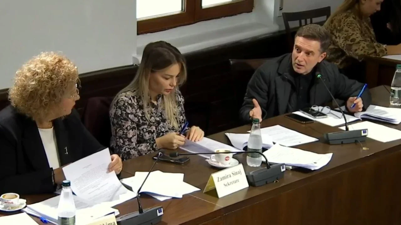 Erion Braçe shënjestron deputetët: Pantallona 400 €, tuta 1000 €