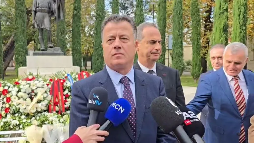 Flamur Noka lë nam: Skenderbeu e ngriti flamurin në Vlorë!