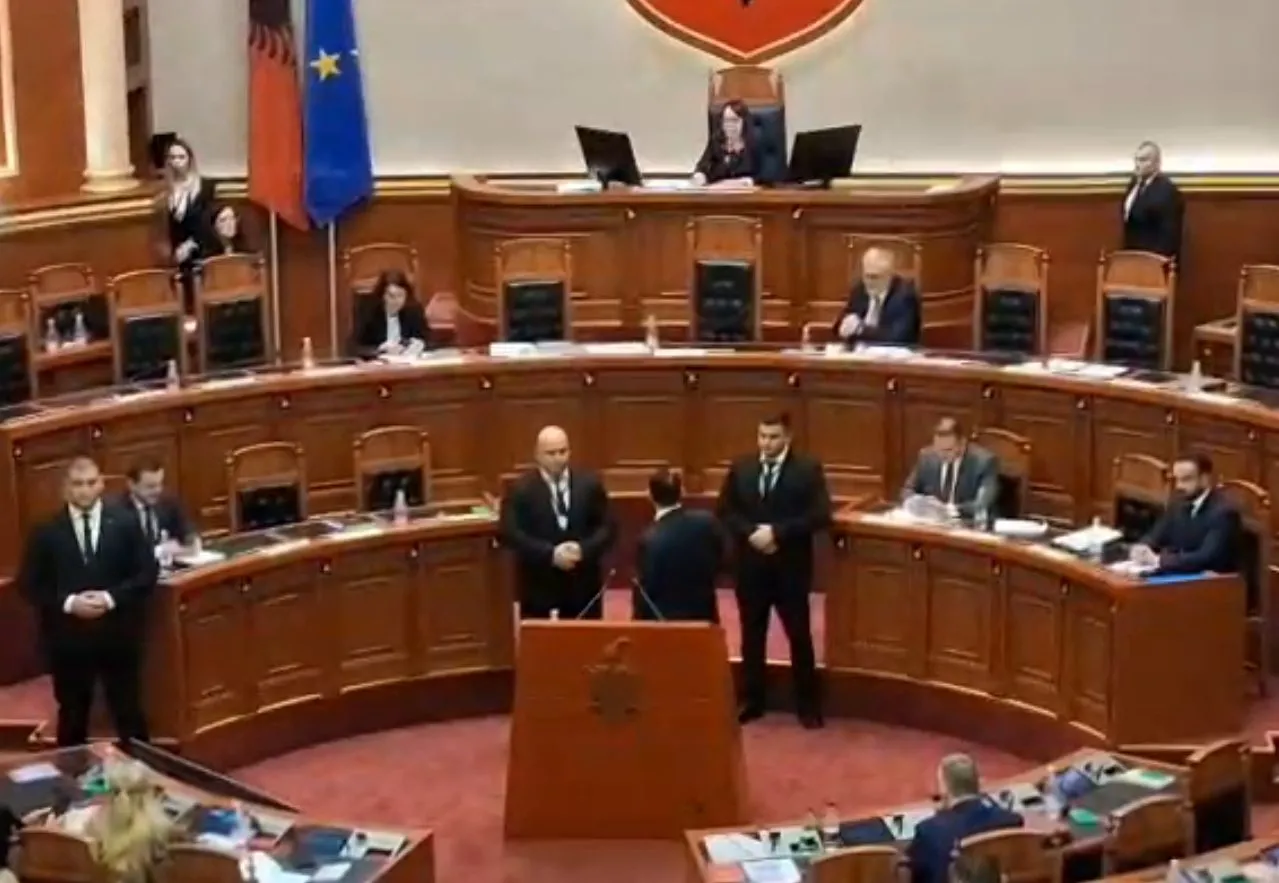Kuvendi jashtë kontrollit, ndërhyn Garda