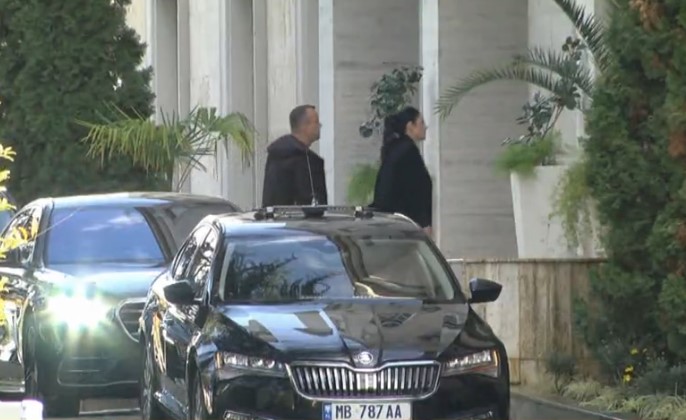 Belinda Balluku zbarkon urgjent në zyrën e Ramës