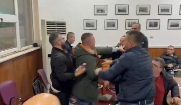 Plas sherri mes këshilltarit bashkiak dhe qytetarit në Pogradec