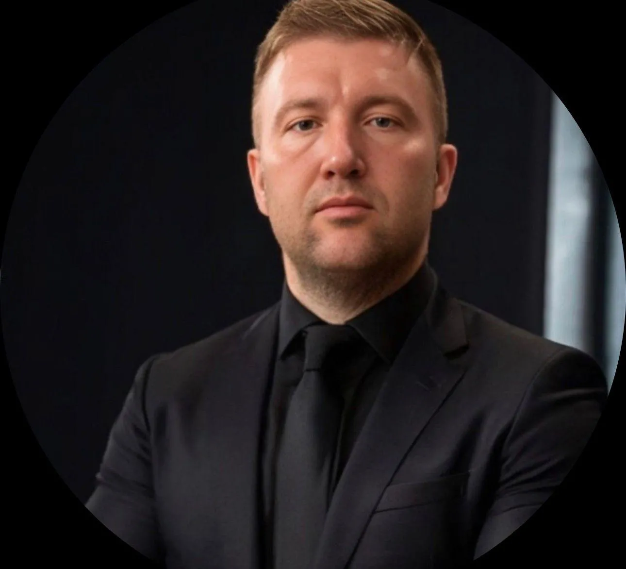 Në foto: Gëzim Hoxha, personi që realizoi eksperimentin me IA në Tepelenë, dhe dokumentet e tenderit që vërtetojnë shpenzimin.