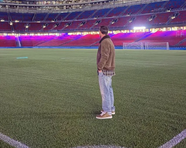Tifozët në “qiellin e 7-të”, Leo Messi shfaqet në “Camp Nou”