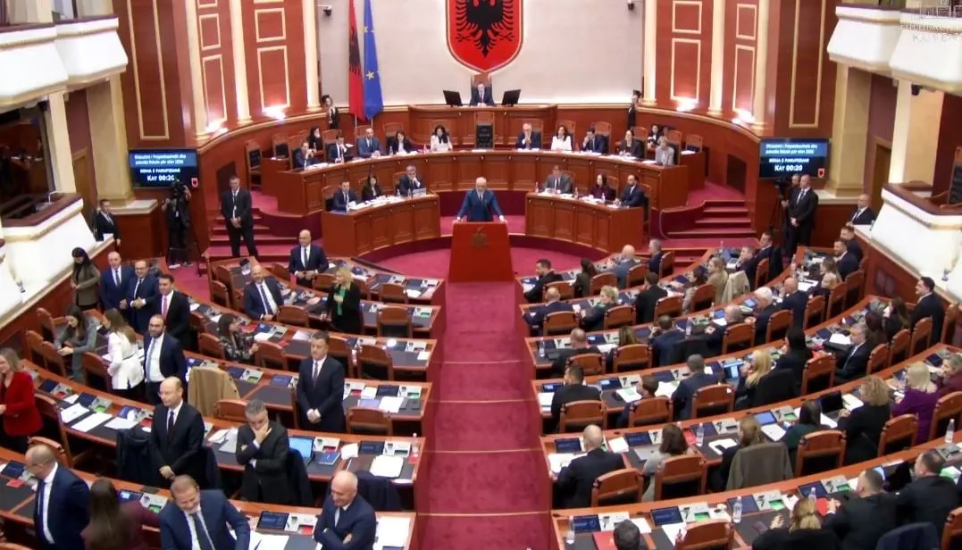 Lëvizja e pazakontë, opozita i kthen shpinën Ramës sapo ai merr fjalën