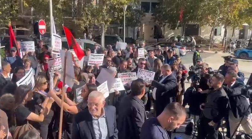 Protestë para Kuvendit kundër projektligjit për barazinë gjinore