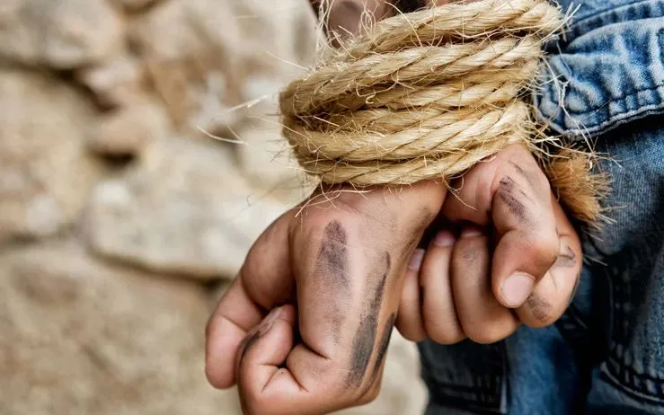 EMRAT/ Rrëmbyen dhe dhunuan të riun, arrestohen 2 vajzat