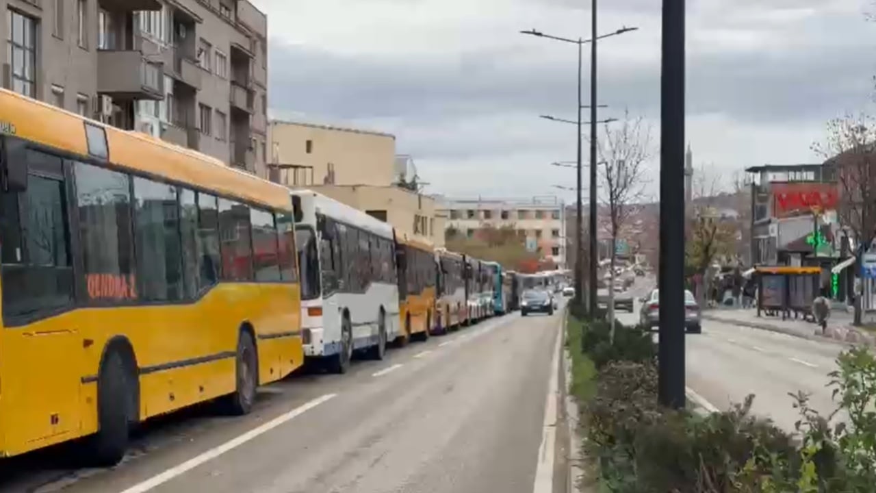 Prej muajsh pa paga, punonjësit e transportit publik ‘paralizojnë’ Prishtinën