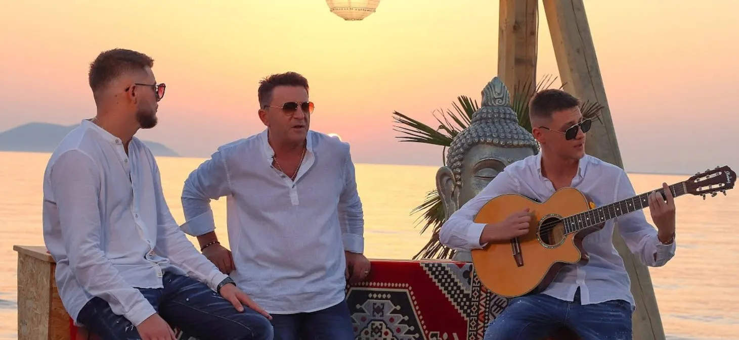 Ylli Baka frymëzon brezin e ri, Marko dhe Toni ndezin skenën