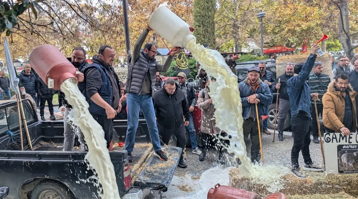“Paqja mbaroi”, fermerët bllokojnë rrugët kyçe në Greqi (VIDEO)