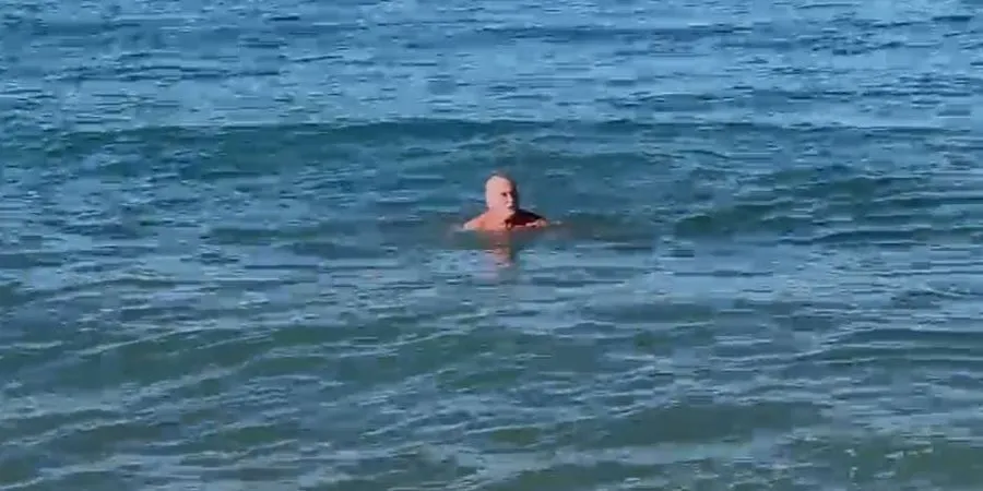 Qytetarët sfidojnë temperaturat e ulëta dhe lahen në Vlorë