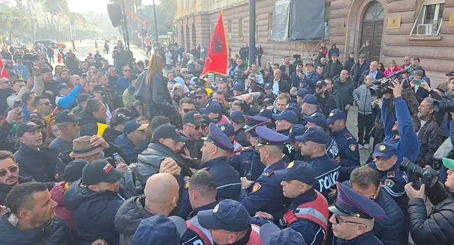 Plas sherri, protestuesit e Lapajt përplasen e policinë