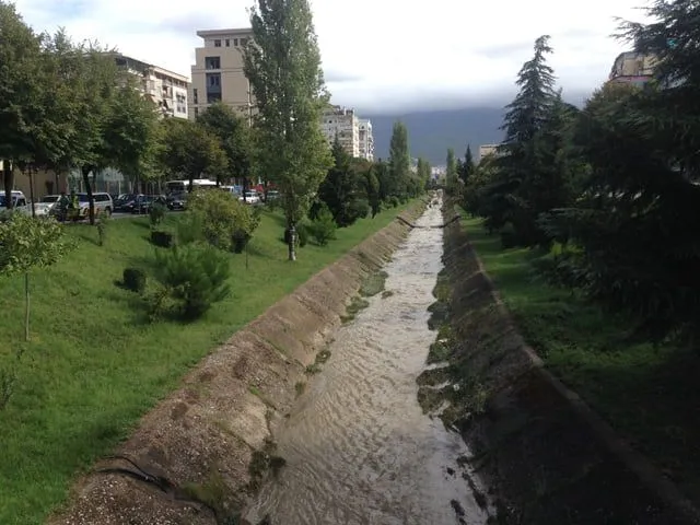 Tirana “metropol europian” që lundron në ujëra të zeza!