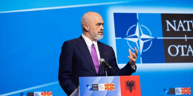 Skandali i NATO-s ngre pikëpyetje për kontratat e armëve në Tiranë
