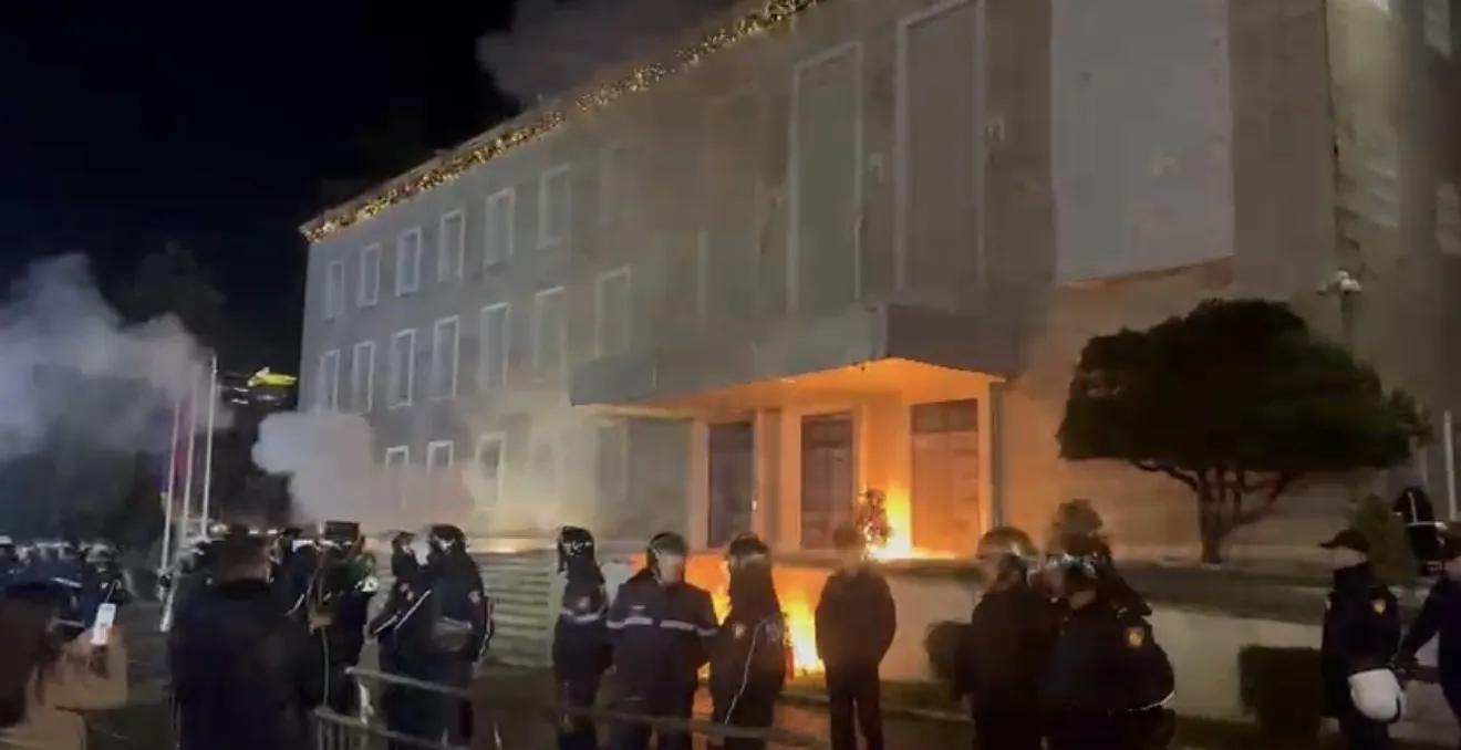Policia nis shoqërimin e protestuesve të opozitës