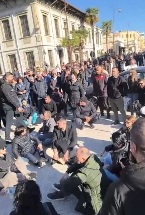 Vlora në protestë për ujin para bashkisë
