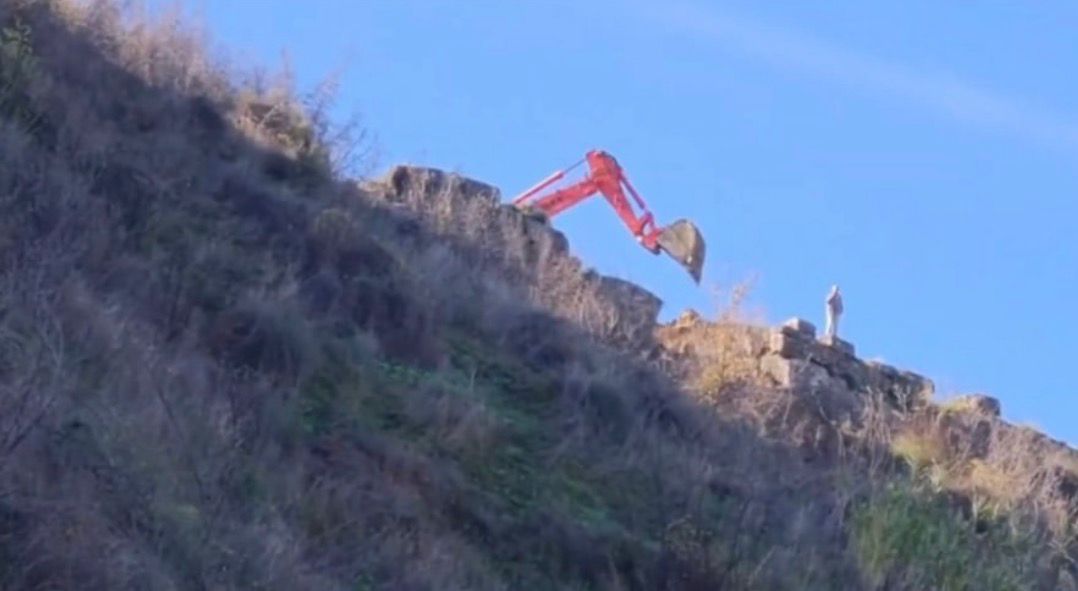 Ekskavatorët në Parkun e qytetit antik të Finiqit ngrenë alarmin!