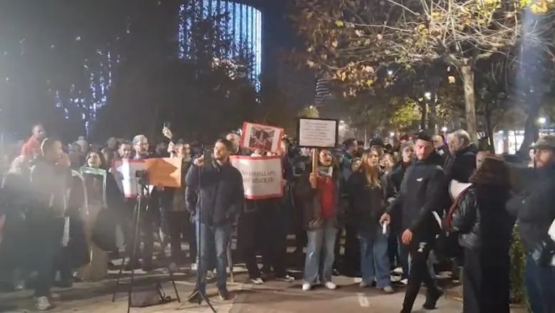 “Gjenerali i ushtrisë së burgosur”, Arlind Qori proteston para Kuvendit